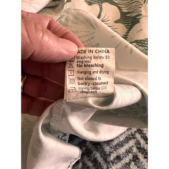 Men's Unbranded Casual Button Down Shirt XL Green White Floral Hawaiian Shirt - Picture 4 of 7